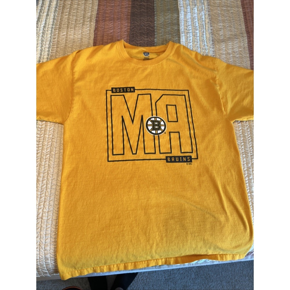 Boston Bruins Hockey T Shirt Yellow Medium Mens Short Sleeve Cotton NHL